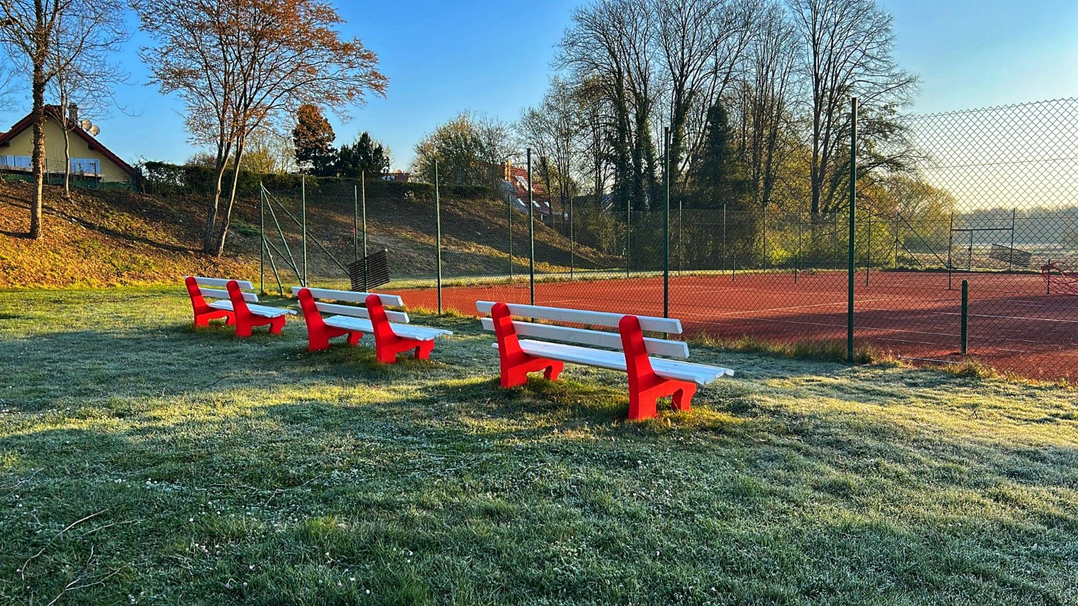 Tennisanlage des TC March mit den rot-weißen Sitzbänken